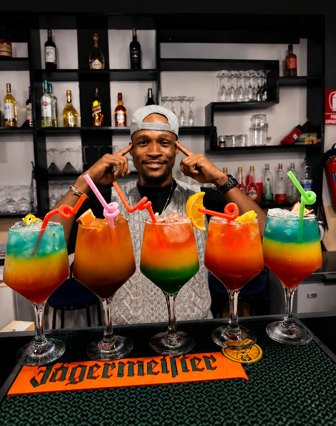 Bartender présentant des cocktails colorés et raffinés au Nouveau Monde